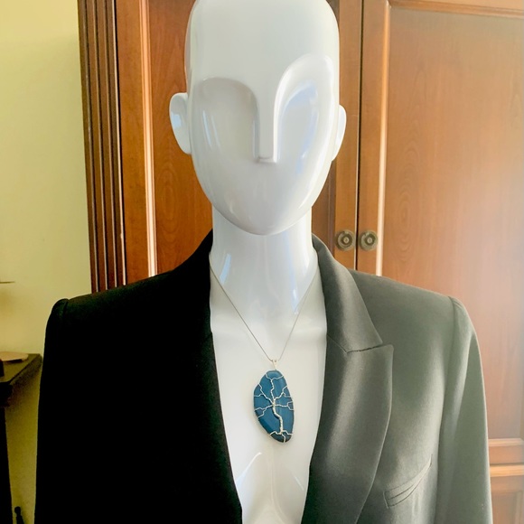 Gorgeous blue Agate stone slices pendant necklace with silver tone metal strings - Picture 4 of 8